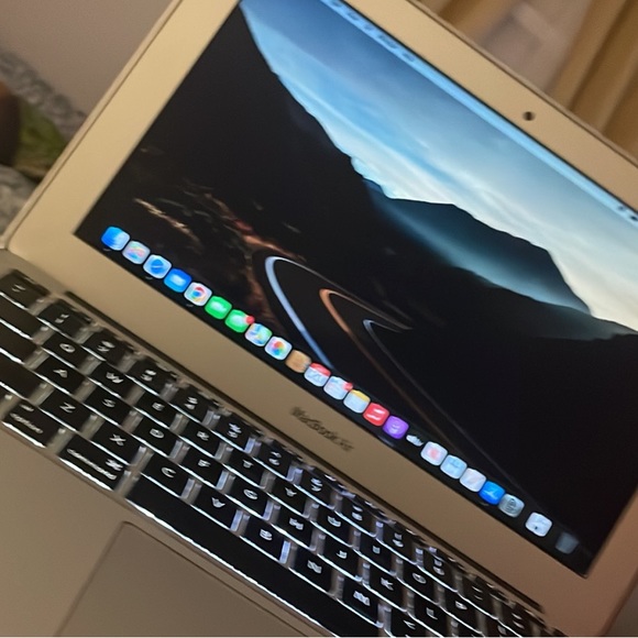 Apple MacBook Air - Picture 3 of 8